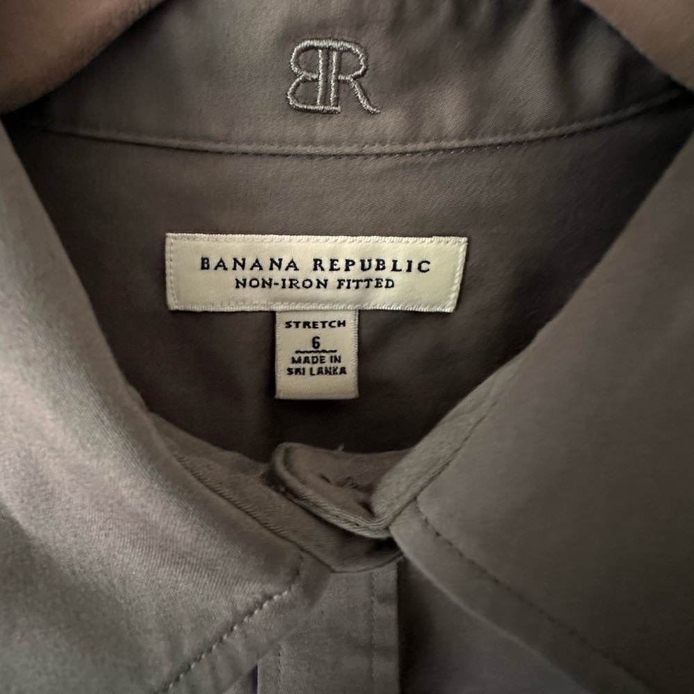 Banana Republic Non-Iron Fitted Button-Down Shirt – Size 6 - Picture 3 of 4